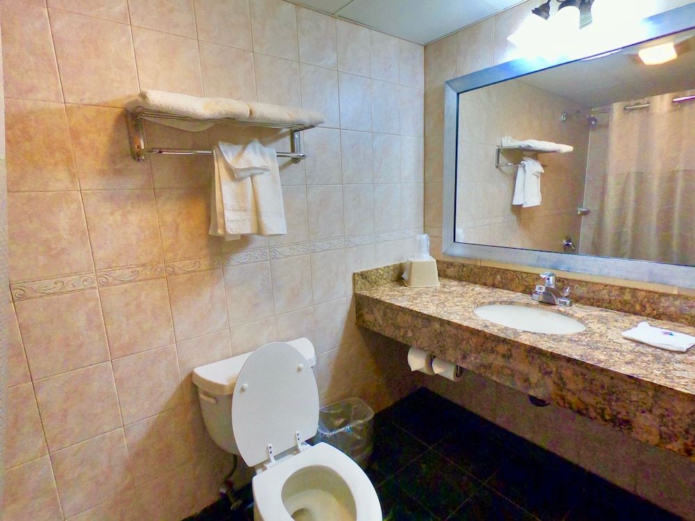 Motel 6 Levittown, PA - Bensalem Deluxe Suite, 1 King Bed, Accessible, Non Smoking 8