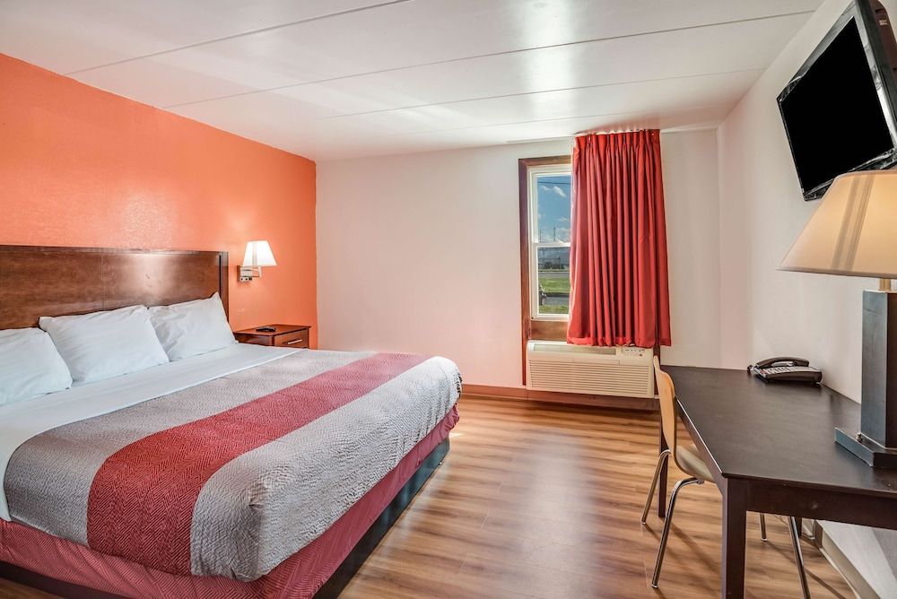 Motel 6 Levittown, PA - Bensalem Deluxe Suite, 1 King Bed, Accessible, Non Smoking 5