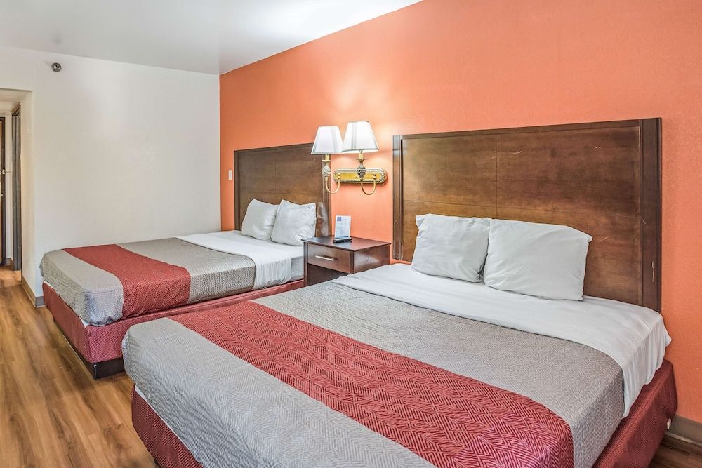 Motel 6 Levittown, PA - Bensalem Deluxe Room, 2 Queen Beds, Non Smoking, Refrigerator & Microwave 5