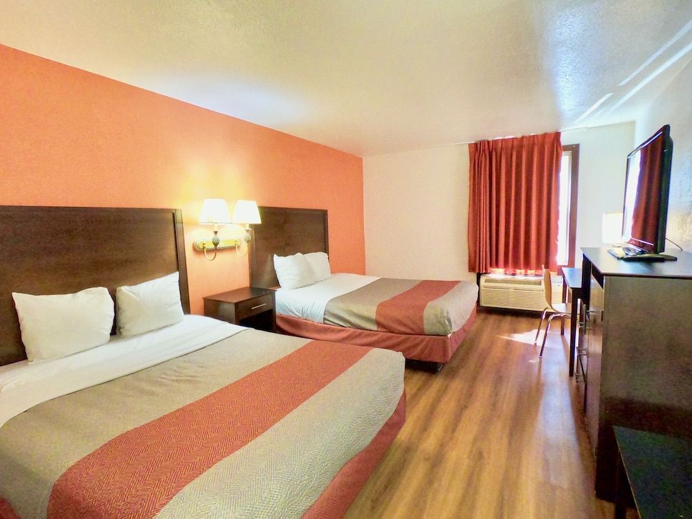 Motel 6 Levittown, PA - Bensalem Deluxe Room, 2 Queen Beds, Non Smoking, Refrigerator & Microwave 2