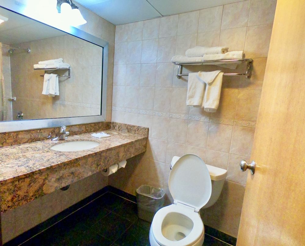 Motel 6 Levittown, PA - Bensalem Deluxe Room, 2 Queen Beds, Non Smoking, Refrigerator & Microwave 8