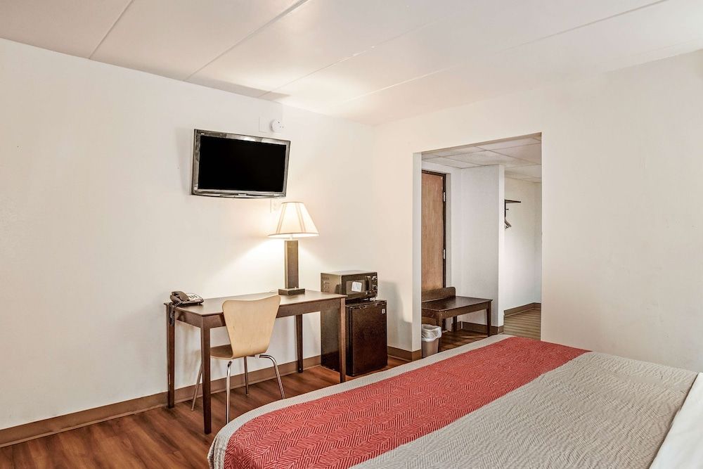 Motel 6 Levittown, PA - Bensalem Deluxe Room, 1 King Bed, Non Smoking, Refrigerator & Microwave 7