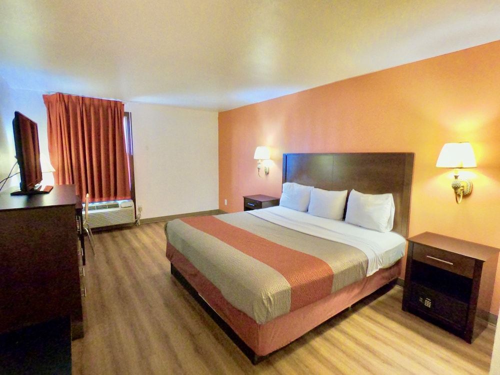 Motel 6 Levittown, PA - Bensalem Deluxe Room, 1 King Bed, Non Smoking, Refrigerator & Microwave 2