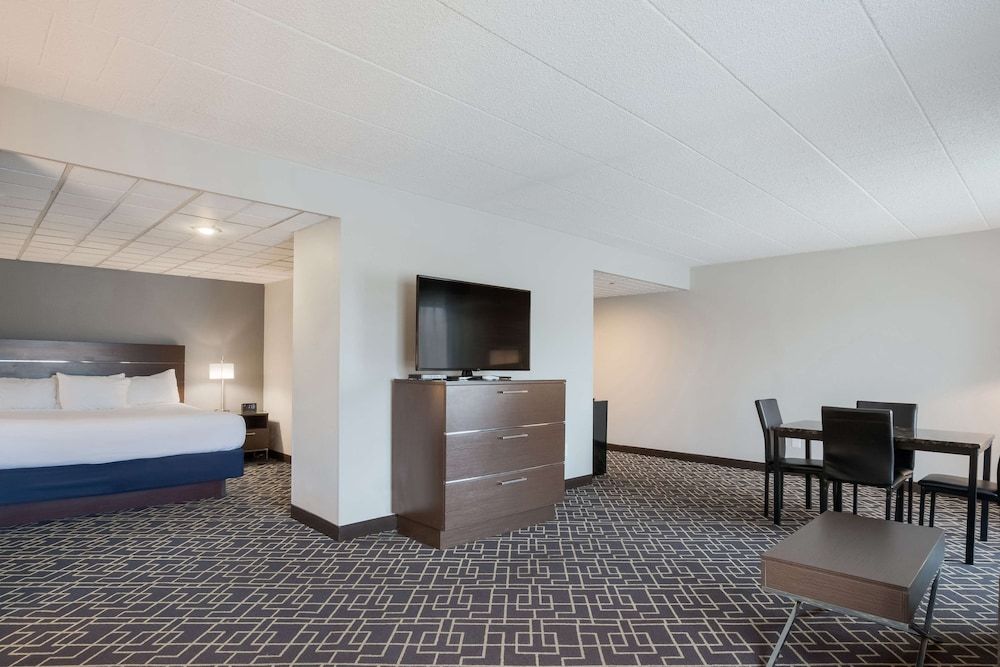 Best Western Hunt's Landing Hotel Matamoras/Milford Suite, 1 King Bed, Non Smoking, Refrigerator & Microwave 5