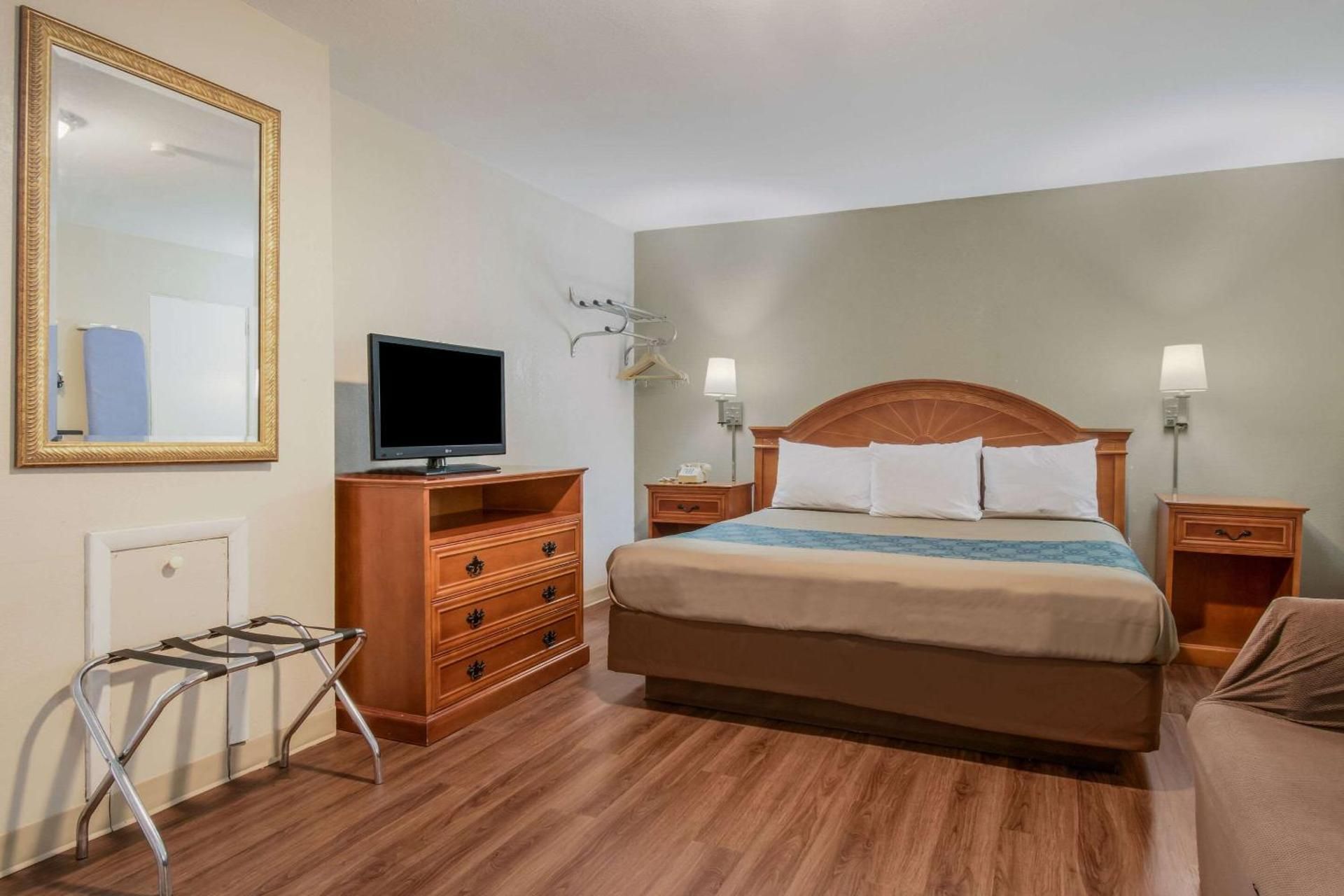 1 King Bed, Nonsmoking