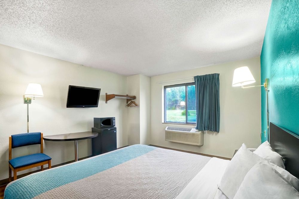 Motel 6 Montoursville, PA - Williamsport Deluxe Room, 1 King Bed, Smoking, Refrigerator & Microwave 3