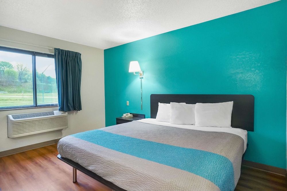 Motel 6 Montoursville, PA - Williamsport Deluxe Room, 1 King Bed, Smoking, Refrigerator & Microwave 2