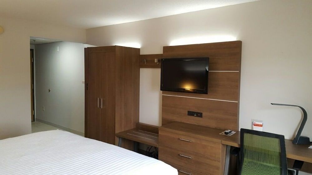 Standard Room, 1 King Bed, Accessible Bathtub (Communications)