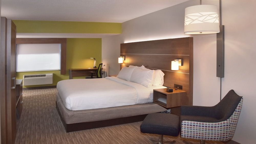 Standard Room, 1 King Bed, Roll-in Shower (Communications Accessible)