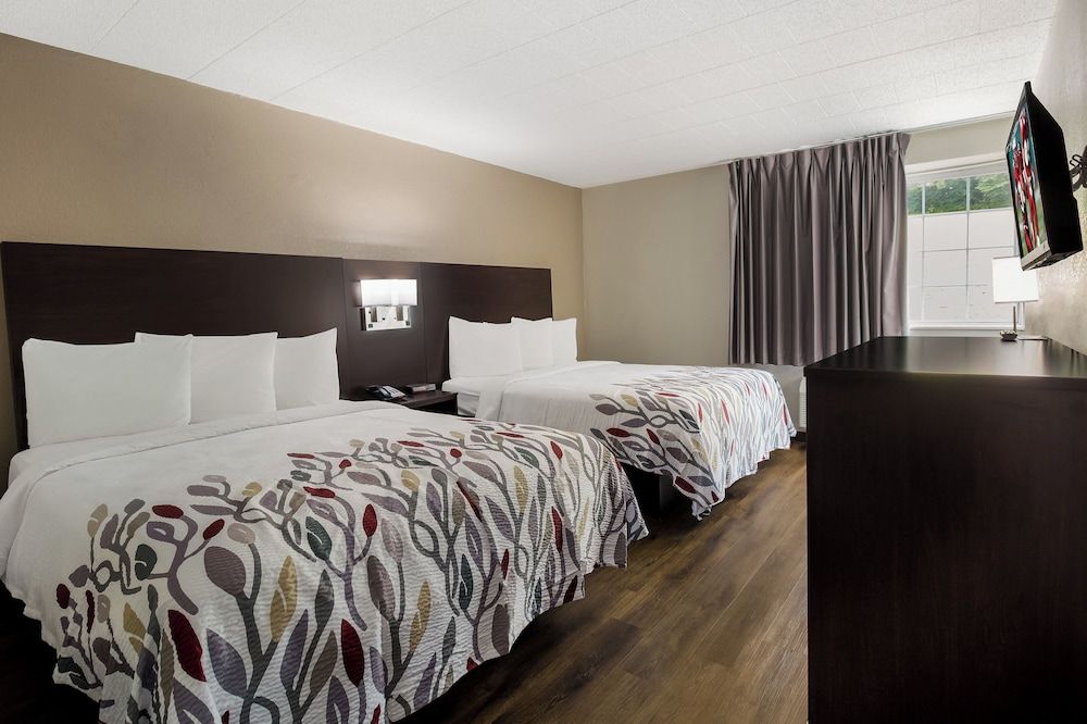 Red Roof Inn New Stanton Deluxe Room, 2 Queen Beds, Non Smoking 3