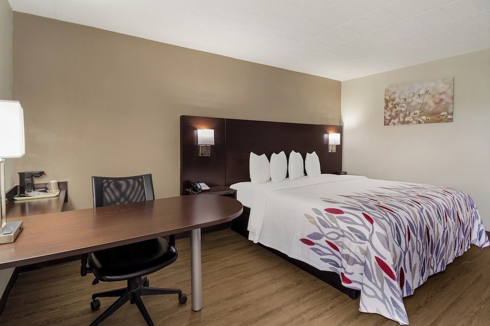 Red Roof Inn New Stanton Superior Room, 1 King Bed, Non Smoking 6