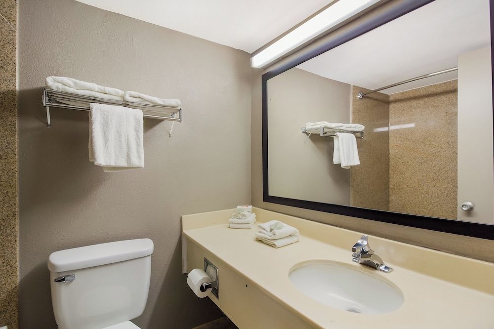 Red Roof Inn New Stanton Superior Room, 1 King Bed, Non Smoking, Kitchenette 7