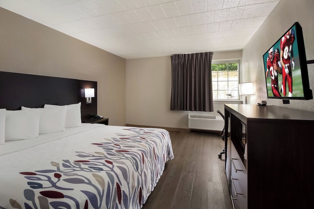 Red Roof Inn New Stanton Superior Room, 1 King Bed, Non Smoking, Kitchenette 4