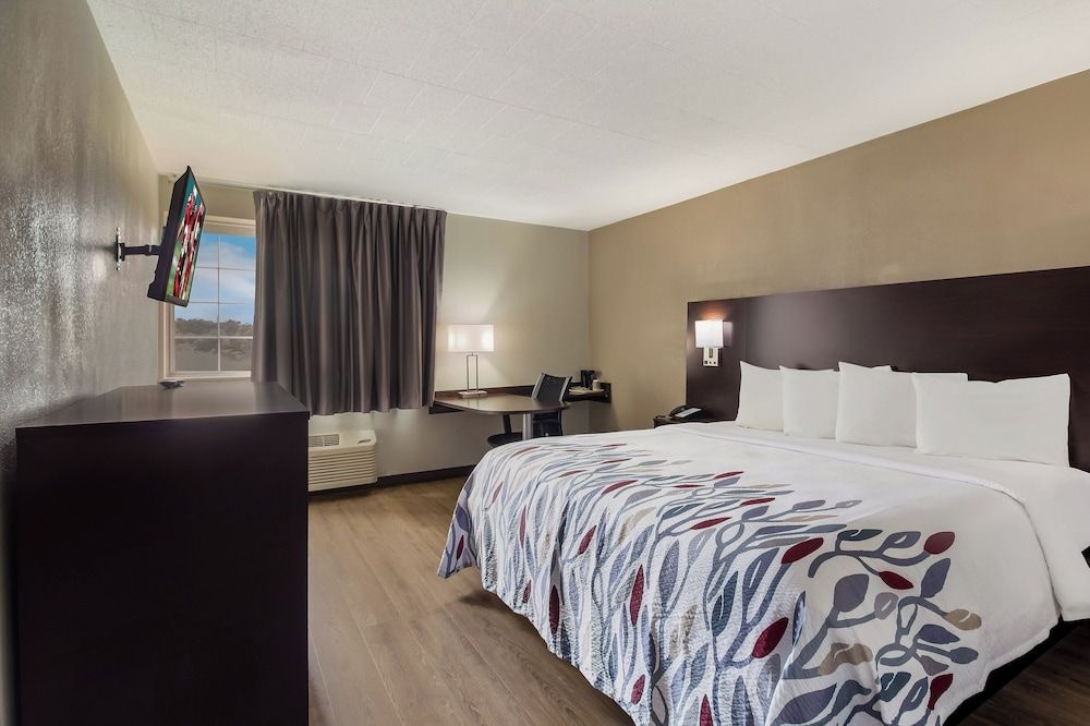 Red Roof Inn New Stanton Superior Room, 1 King Bed, Non Smoking, Kitchenette 3