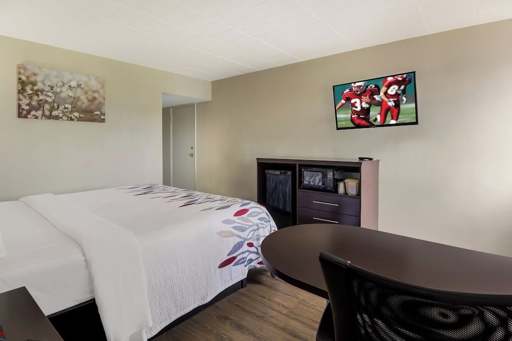 Red Roof Inn New Stanton Superior Room, 1 King Bed, Non Smoking 2