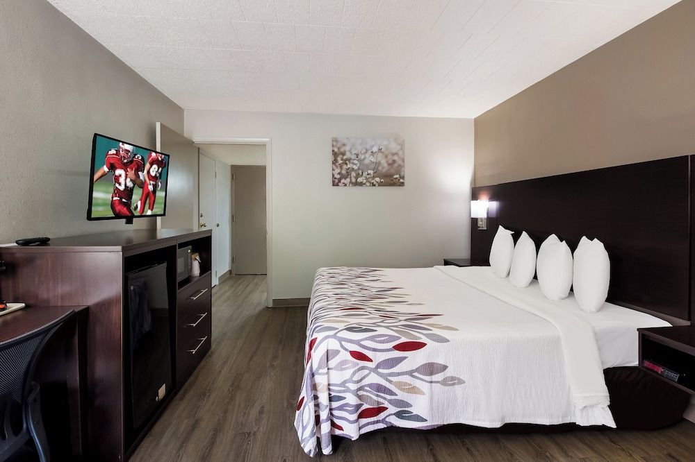 Red Roof Inn New Stanton Superior Room, 1 King Bed, Non Smoking, Kitchenette