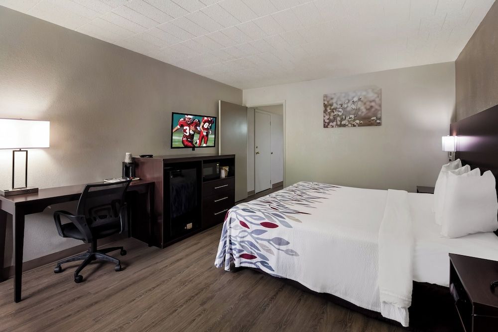 Red Roof Inn New Stanton Superior Room, 1 King Bed, Non Smoking, Kitchenette 2