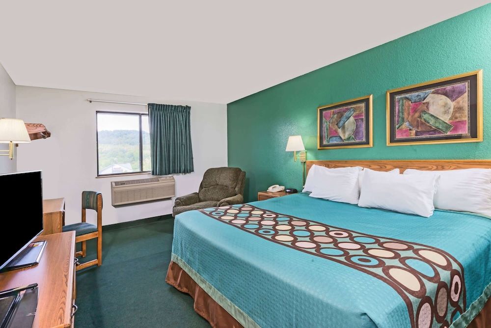 Room, 1 King Bed, Smoking