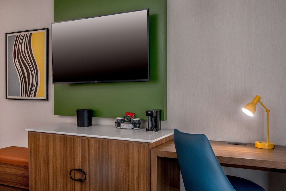 Sonesta Select Philadelphia Airport Deluxe Room, 1 King Bed with Sofa bed 6