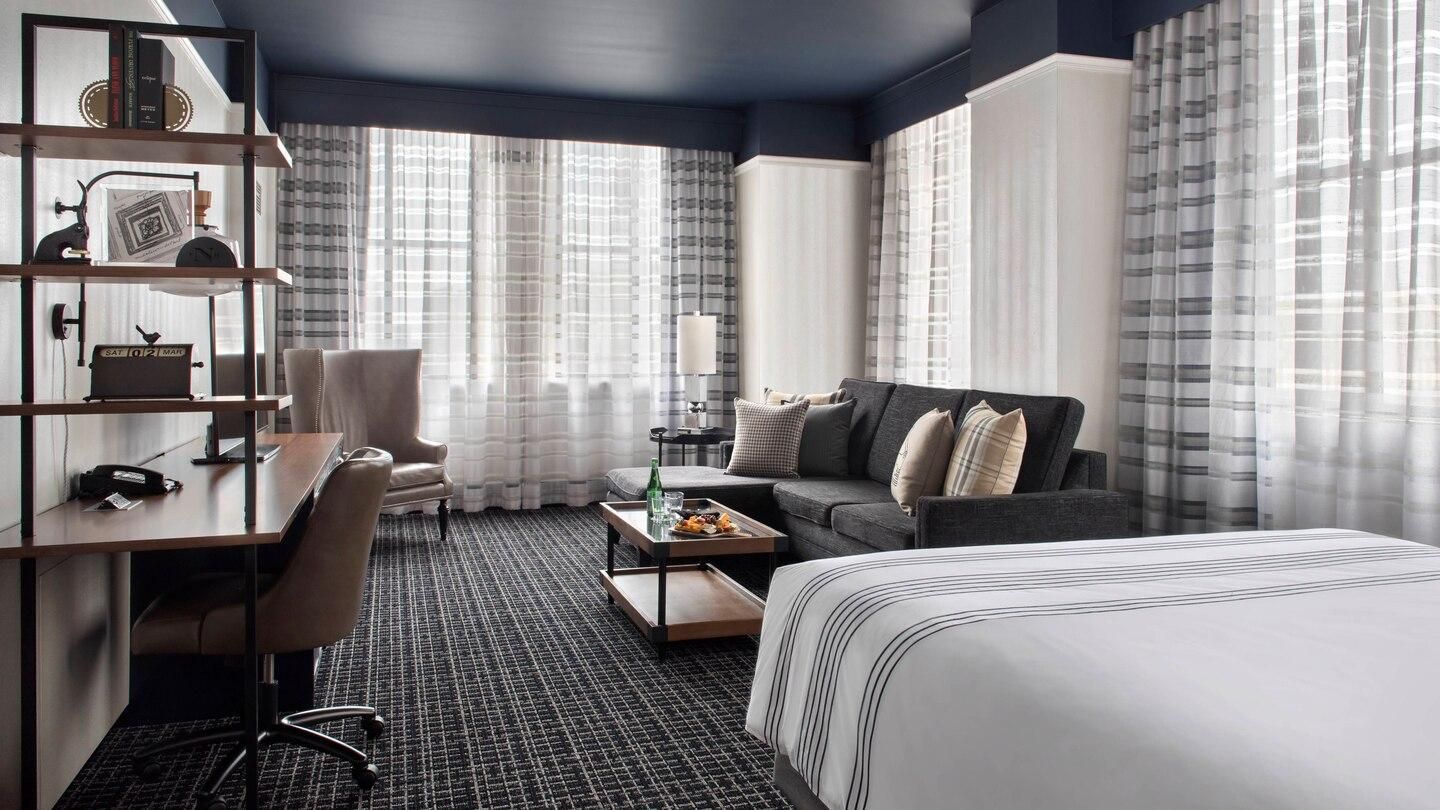 Executive King, Executive Suite, 1 King, Sofa bed, Corner room