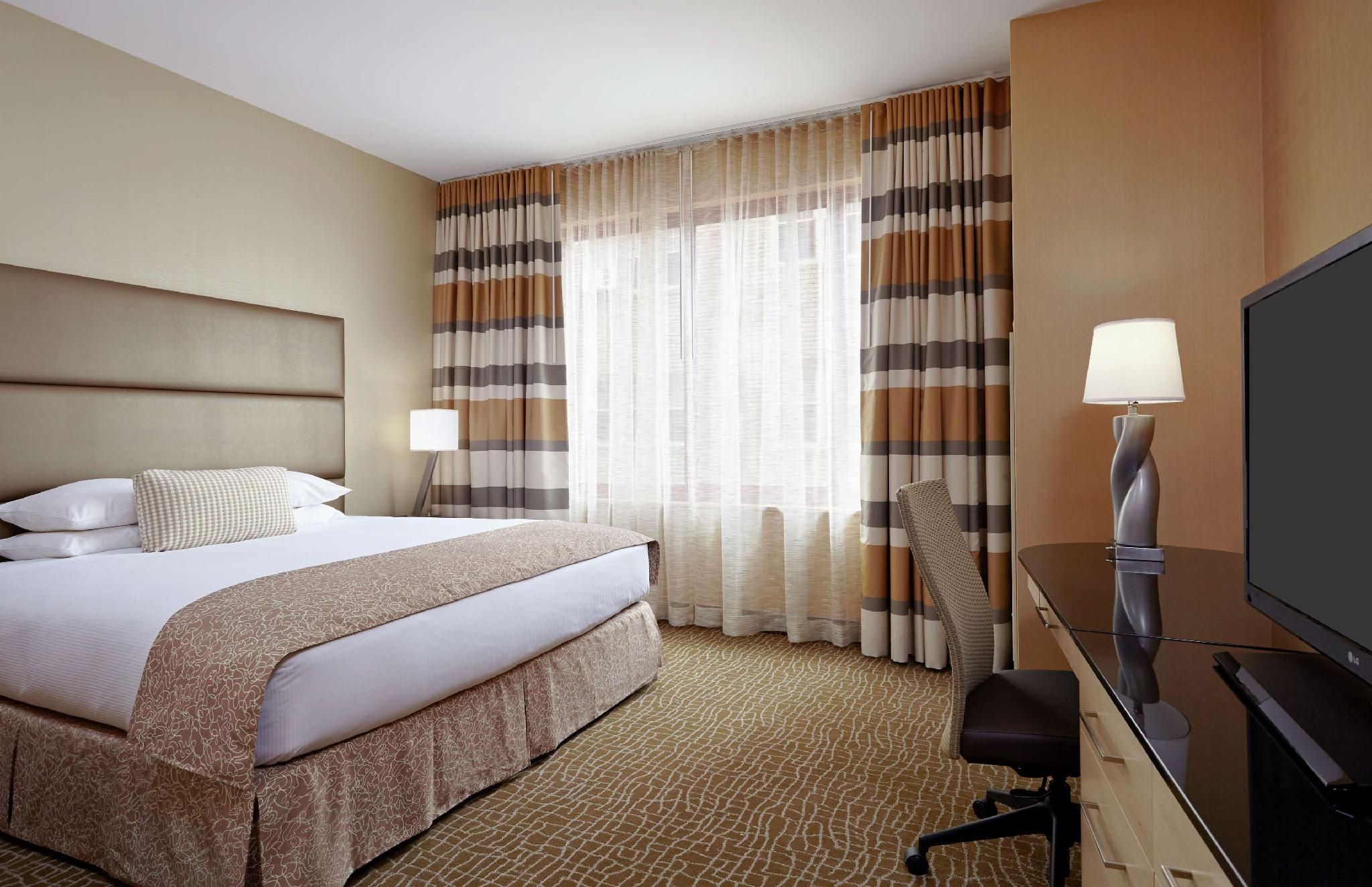 1 KING BED STUDIO MOBILITY ACCESS ROLL IN SHW