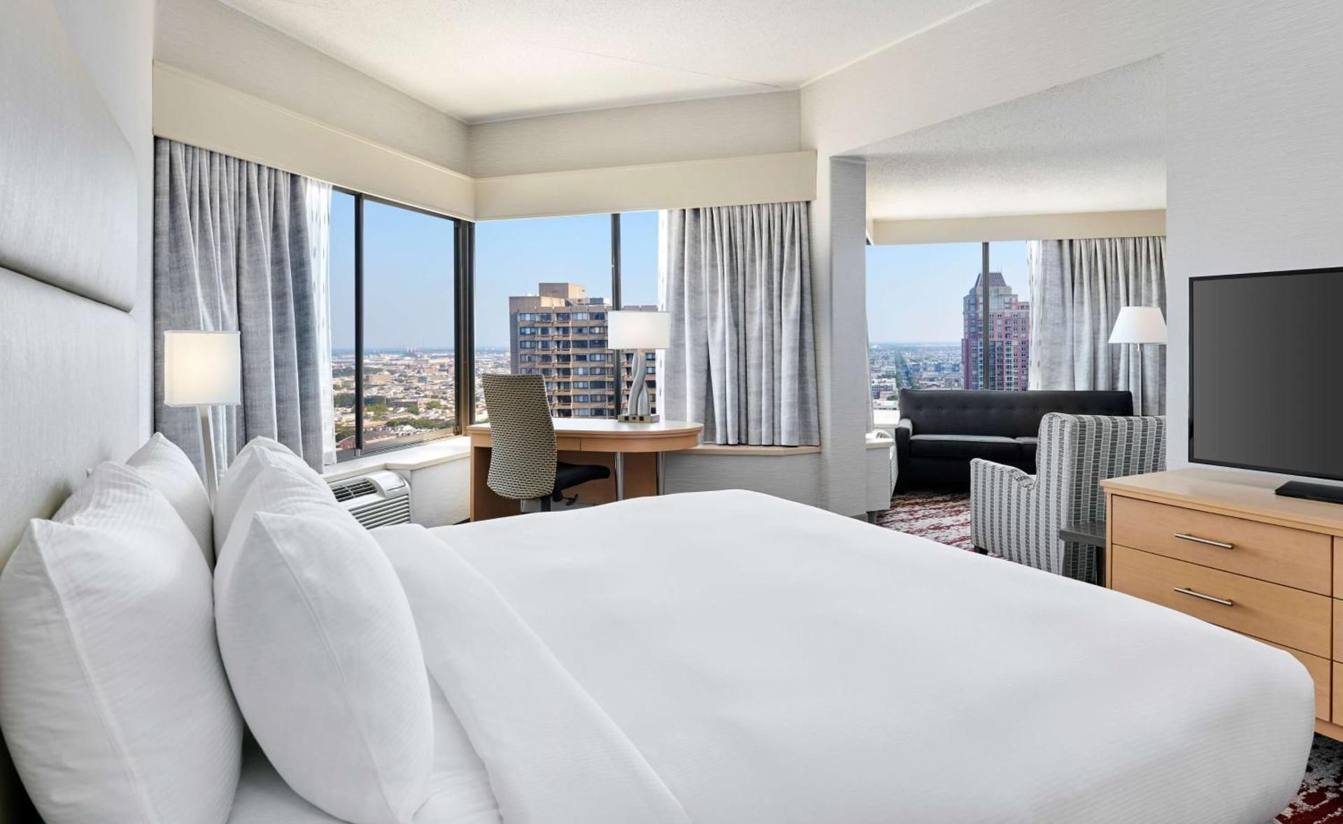 JUNIOR SUITE 1 KING BED HIGH FLOOR CITY VIEWS