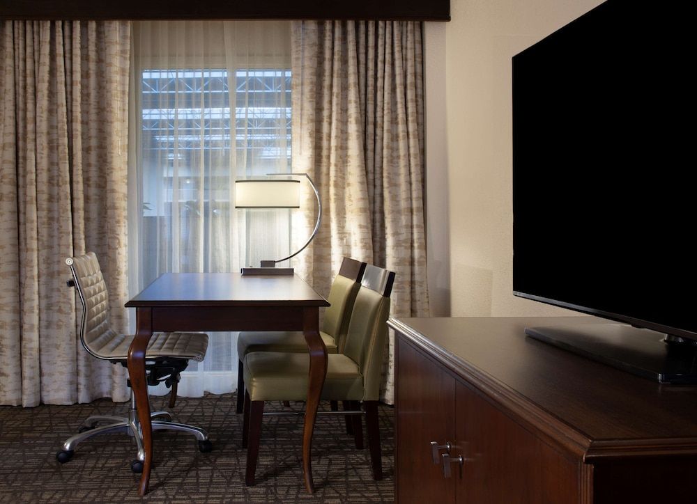 undefined Embassy Suites by Hilton Philadelphia Airport 9