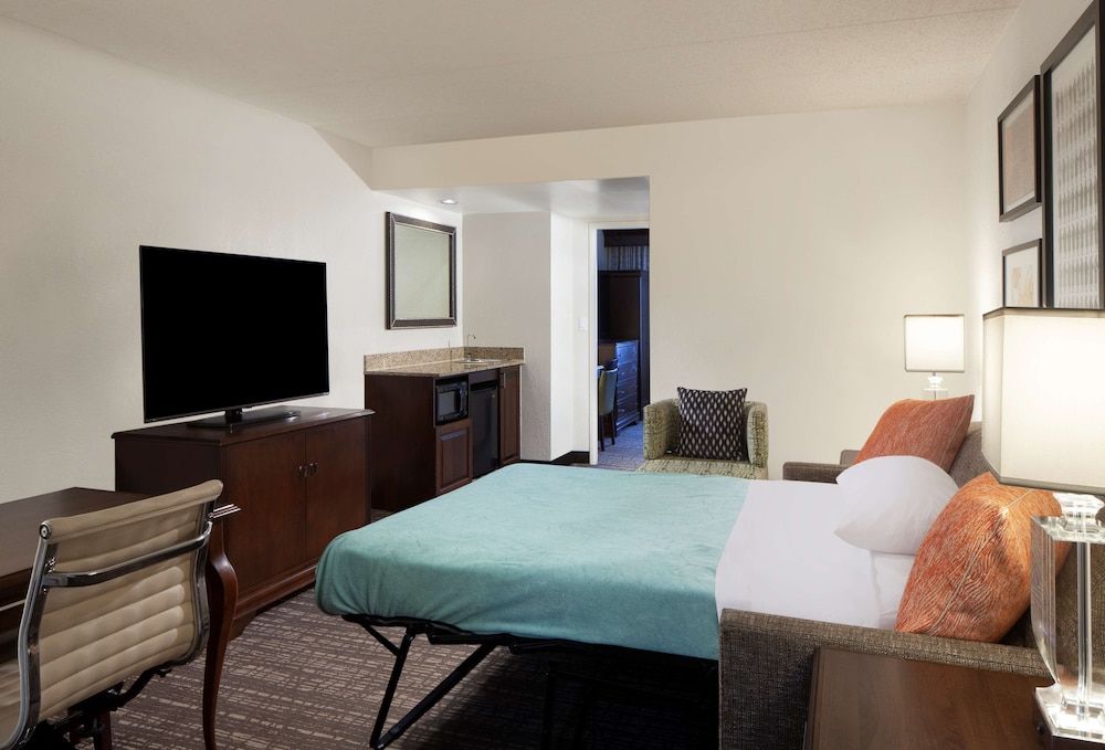 undefined Embassy Suites by Hilton Philadelphia Airport 2