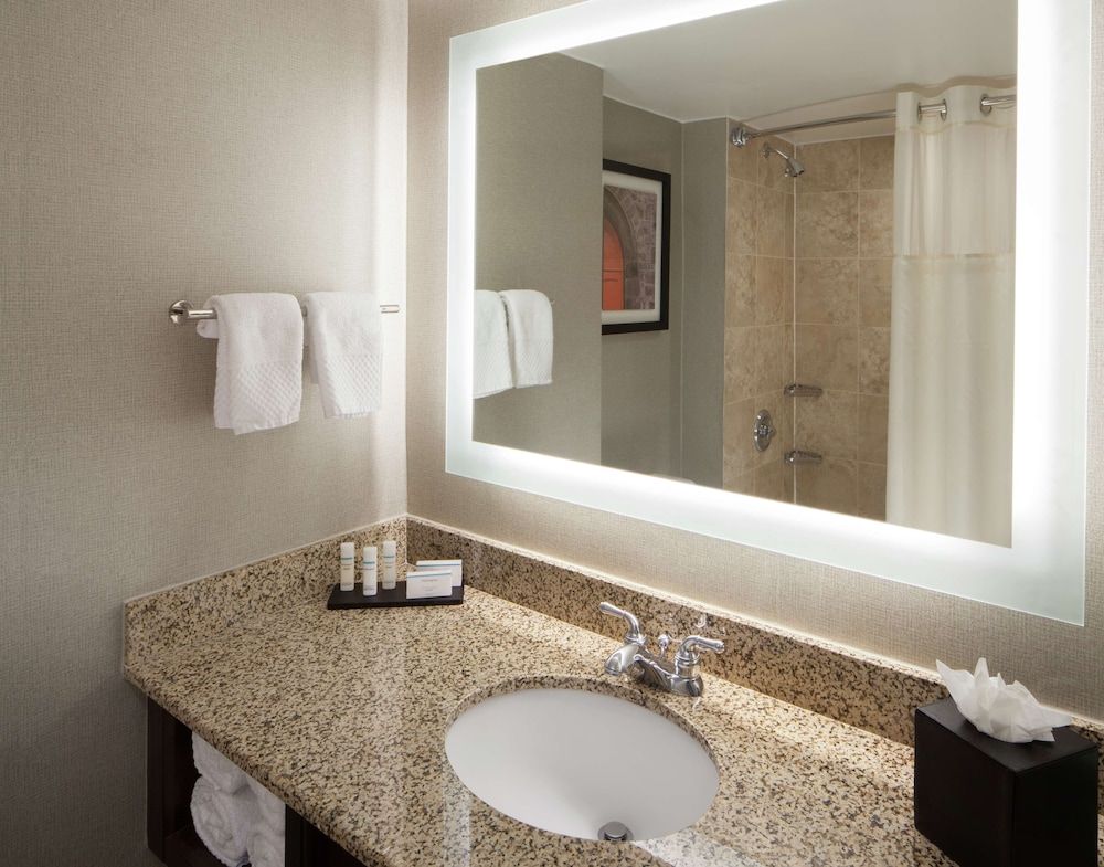 undefined Embassy Suites by Hilton Philadelphia Airport 8