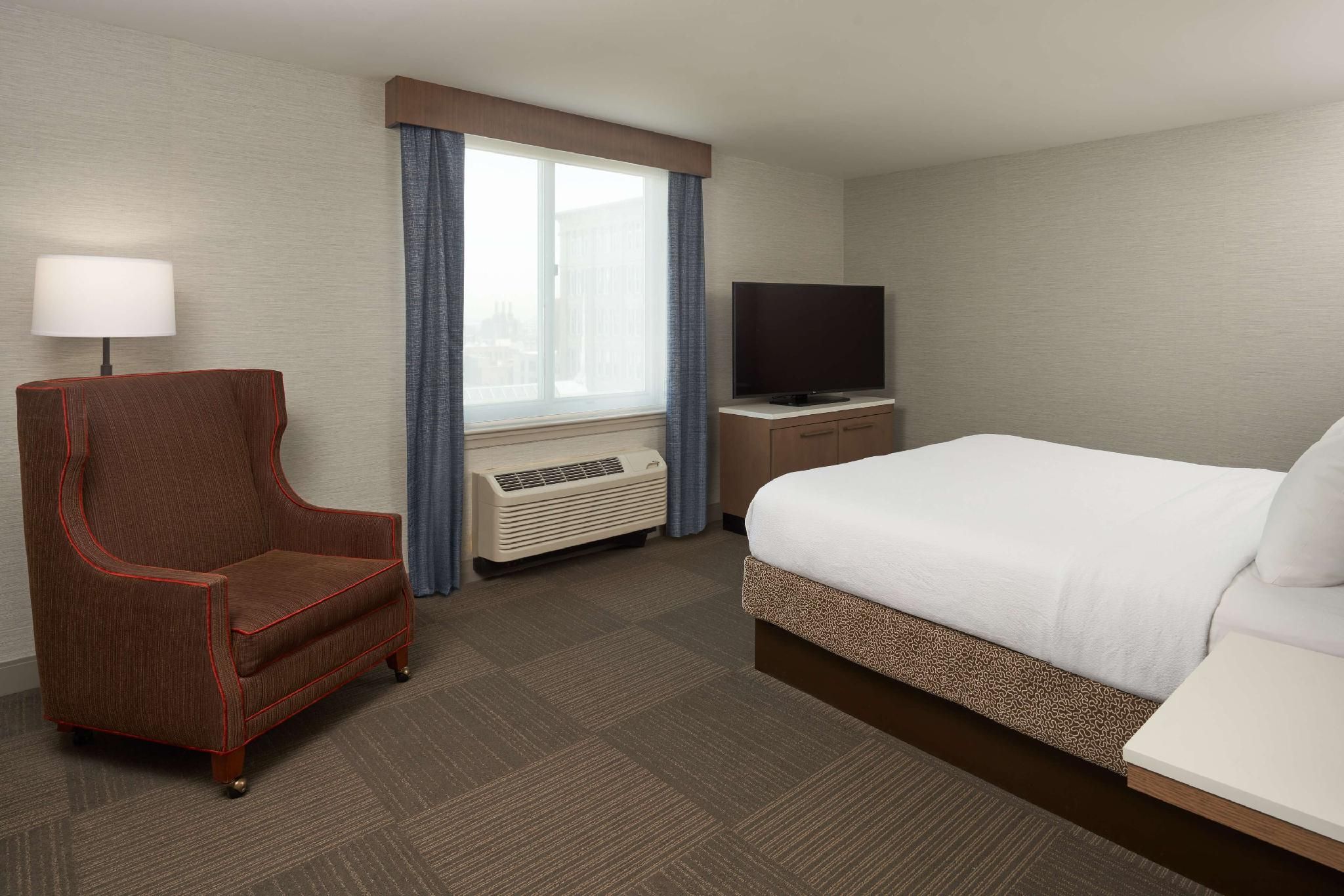 1 KING 1 BDRM DELUXE SUITE