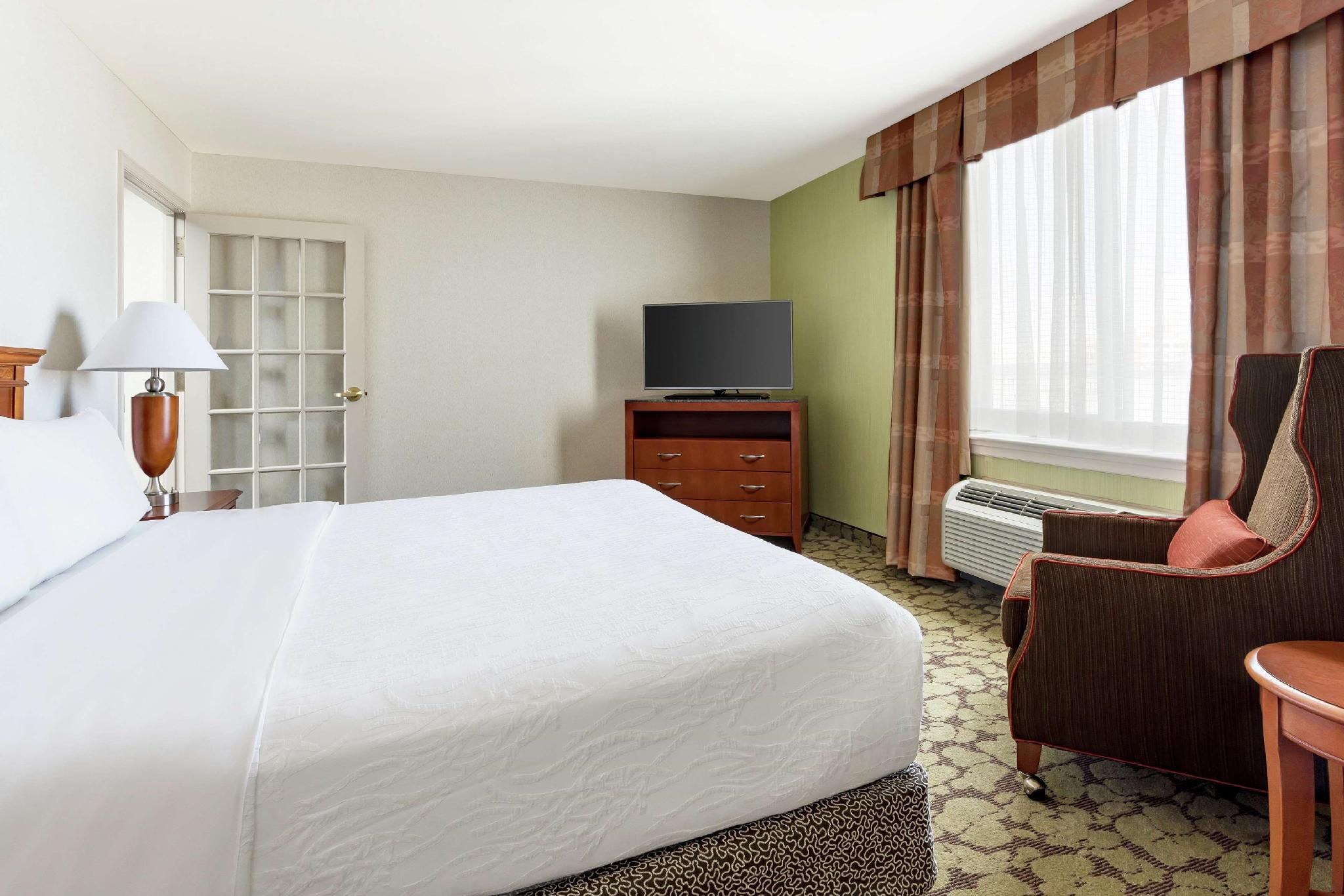 1 KING 1 BDRM DELUXE SUITE