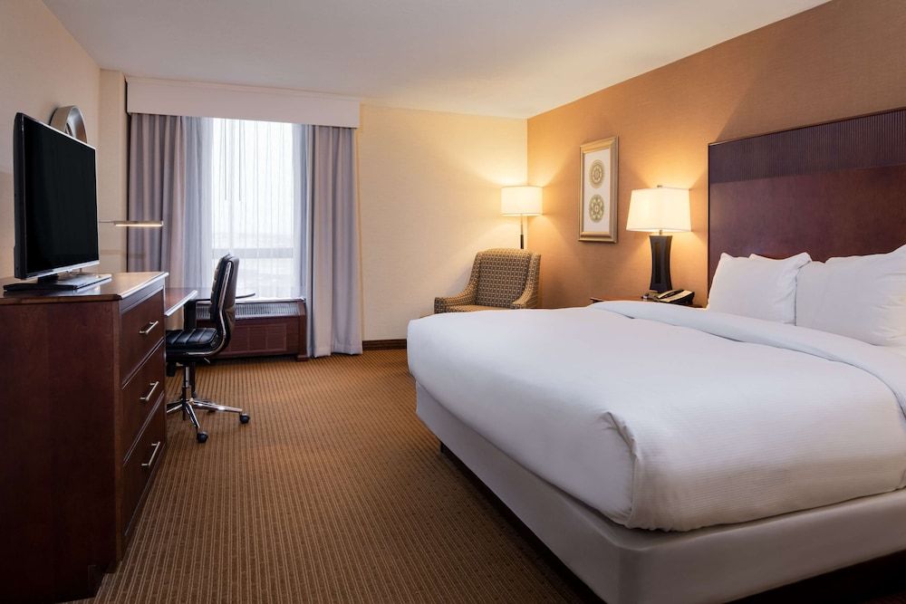 Doubletree by Hilton Philadelphia Airport Classic Room, 1 King Bed 3