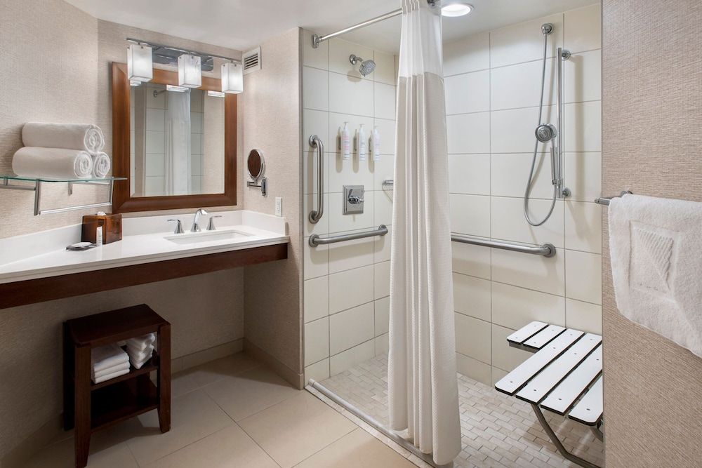 Philadelphia Airport Marriott Room, 1 King Bed 5