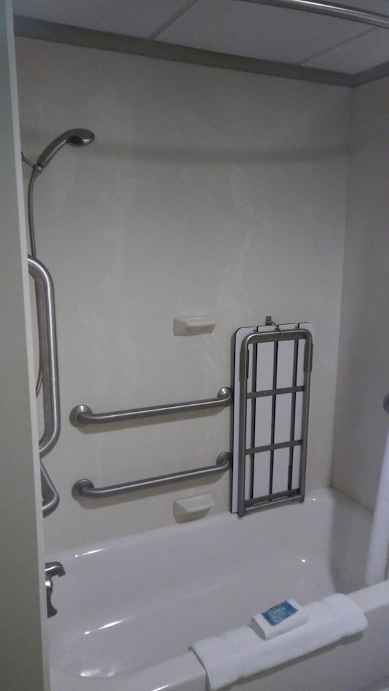 undefined Holiday Inn Express & Suites Pittsburgh West - Greentree by IHG 7