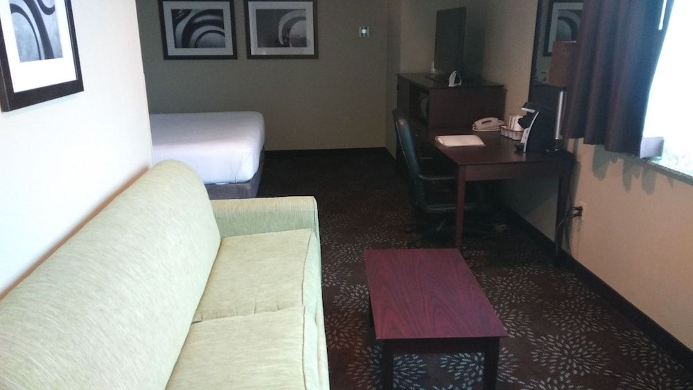 Holiday Inn Express & Suites Pittsburgh West - Greentree by IHG Standard Room, 1 King Bed with Sofa bed 7