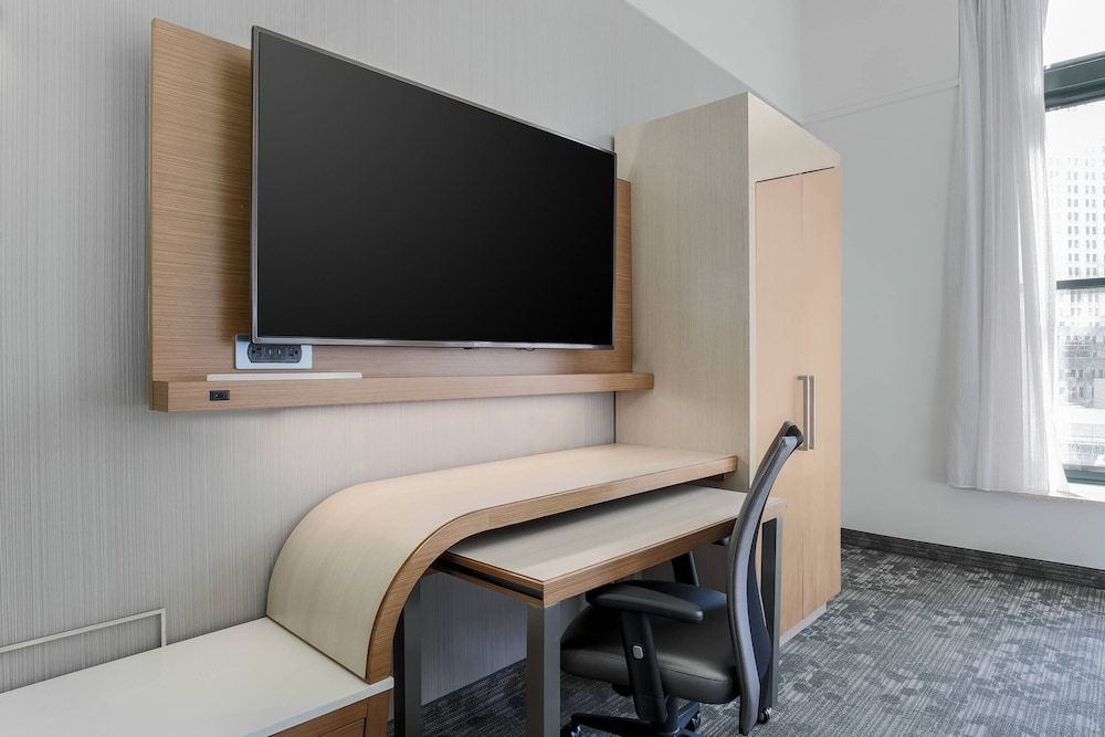 Courtyard by Marriott Pittsburgh Downtown Room, 1 King Bed, Non Smoking (Mobility Accessible, Tub) 5