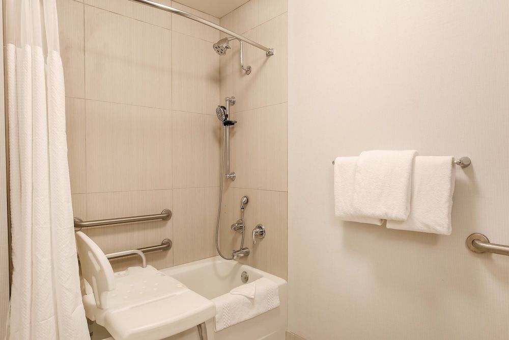 Courtyard by Marriott Pittsburgh Downtown Room, 1 King Bed, Non Smoking (Mobility Accessible, Tub) 4