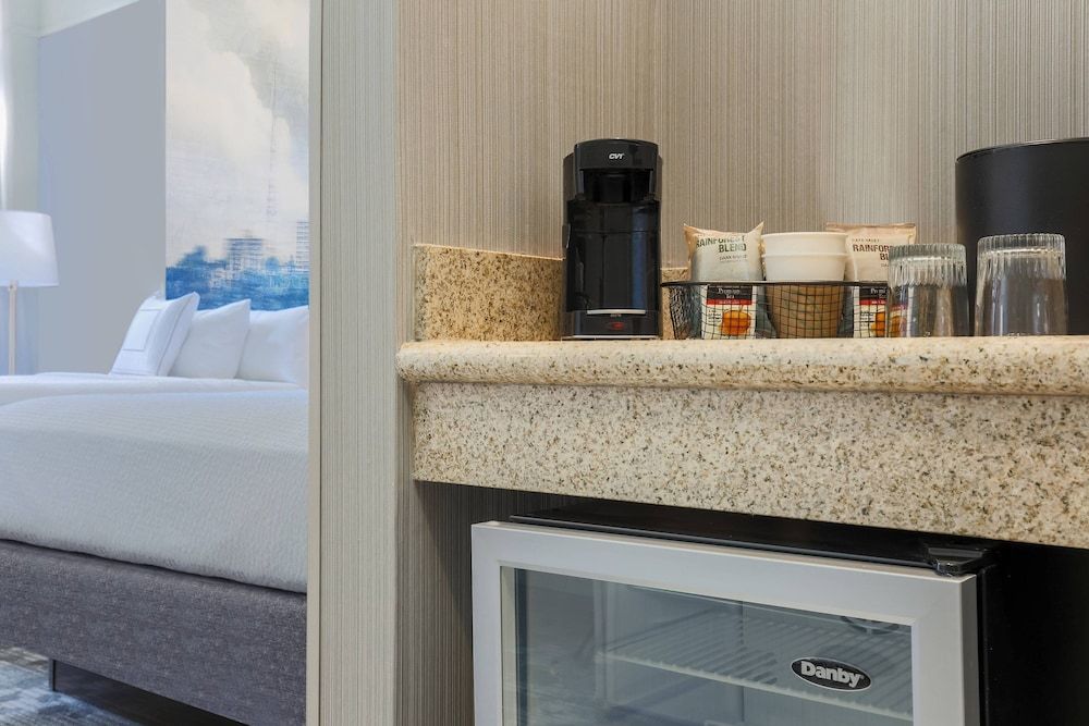 Courtyard by Marriott Pittsburgh Downtown Room, 1 King Bed, Non Smoking (Mobility Accessible, Tub) 3