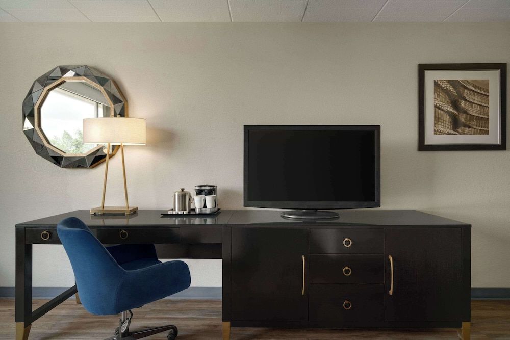 Wyndham Garden Pittsburgh Airport Room, 1 King Bed, Accessible, Non Smoking 23