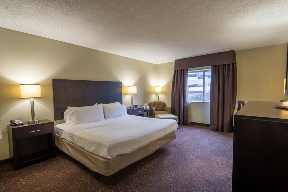 Holiday Inn Express Hotel & Suites Pittsburgh Airport by IHG Standard Room 2