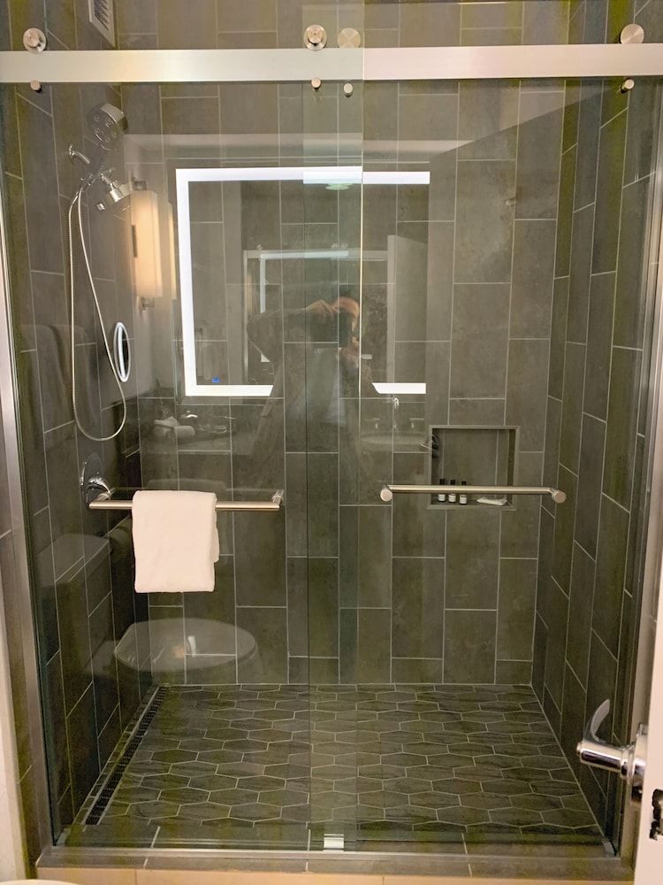 Hyatt Regency Pittsburgh International Airport Room, 1 King Bed, Accessible (Shower) 5