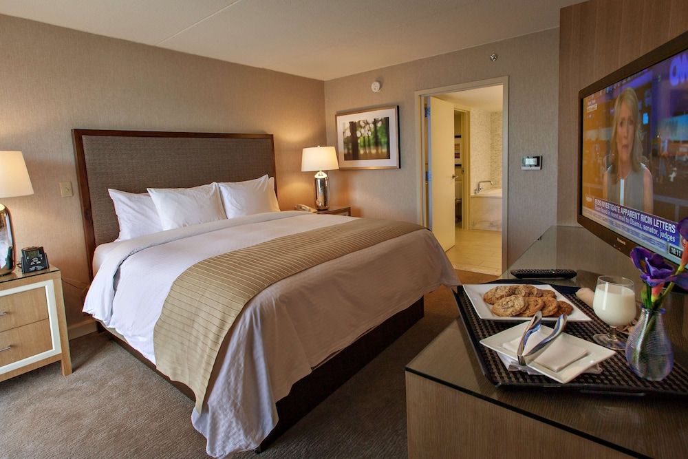 DoubleTree by Hilton Pittsburgh - Green Tree Room, 1 King Bed 5