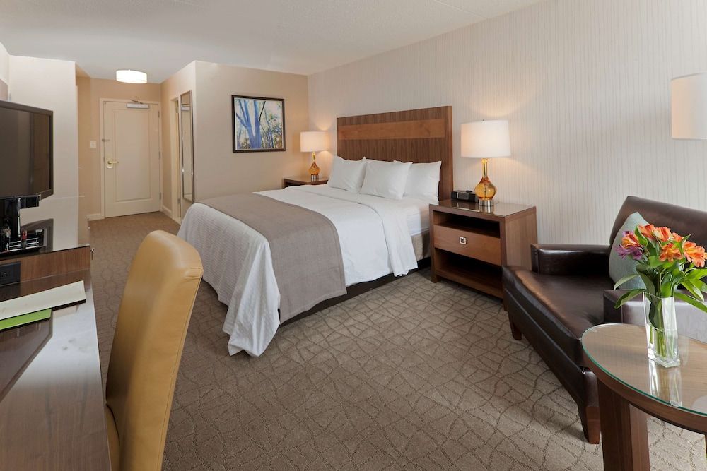 DoubleTree by Hilton Pittsburgh - Green Tree Room, 1 King Bed
