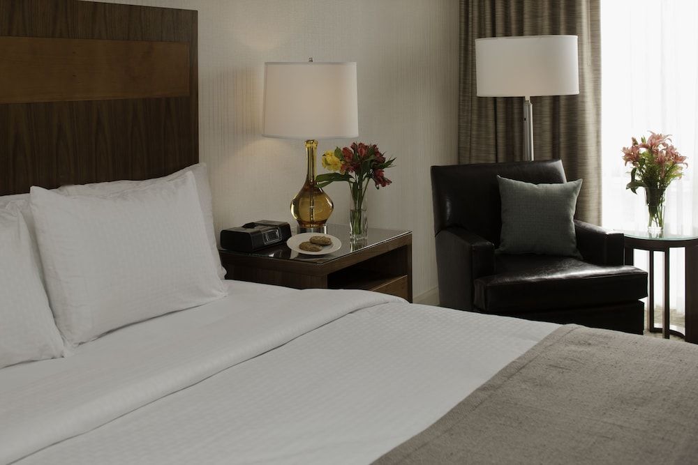 DoubleTree by Hilton Pittsburgh - Green Tree Room, 1 King Bed 2
