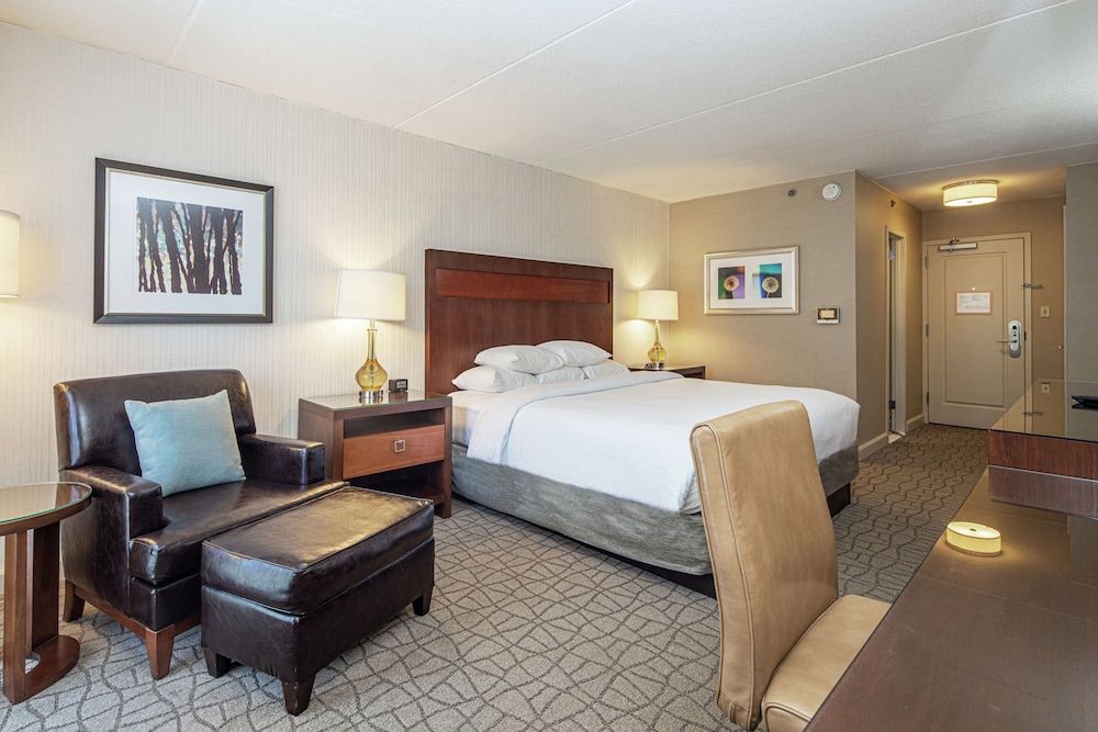 DoubleTree by Hilton Pittsburgh - Green Tree Room, 1 King Bed 2