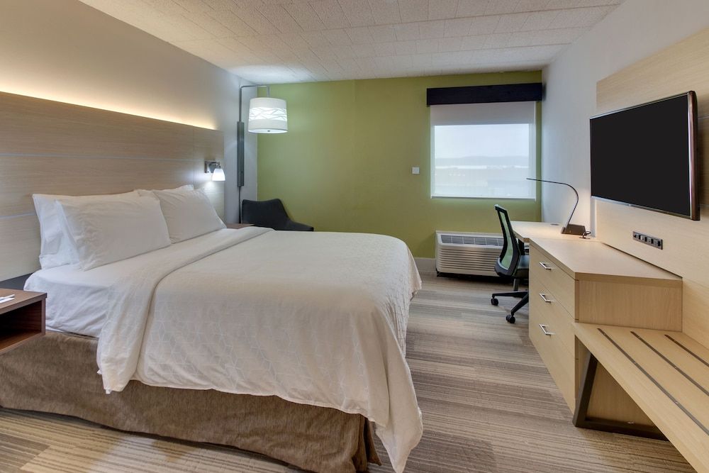 Room, 1 Queen Bed, Accessible (Comms Accessible. Roll-In Shower)