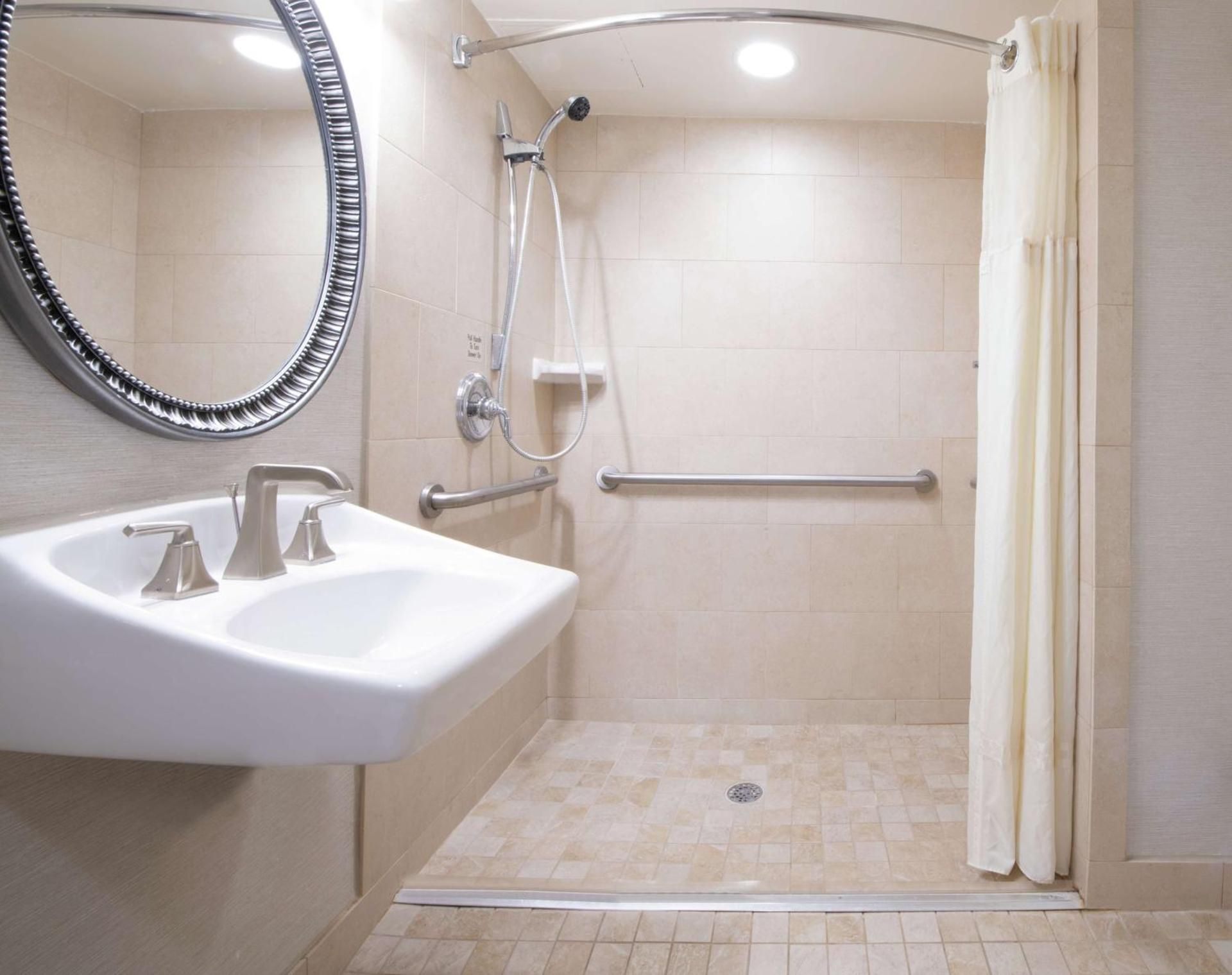 KING SUITE MOBILITY/HEARING ACCESS RI SHOWER