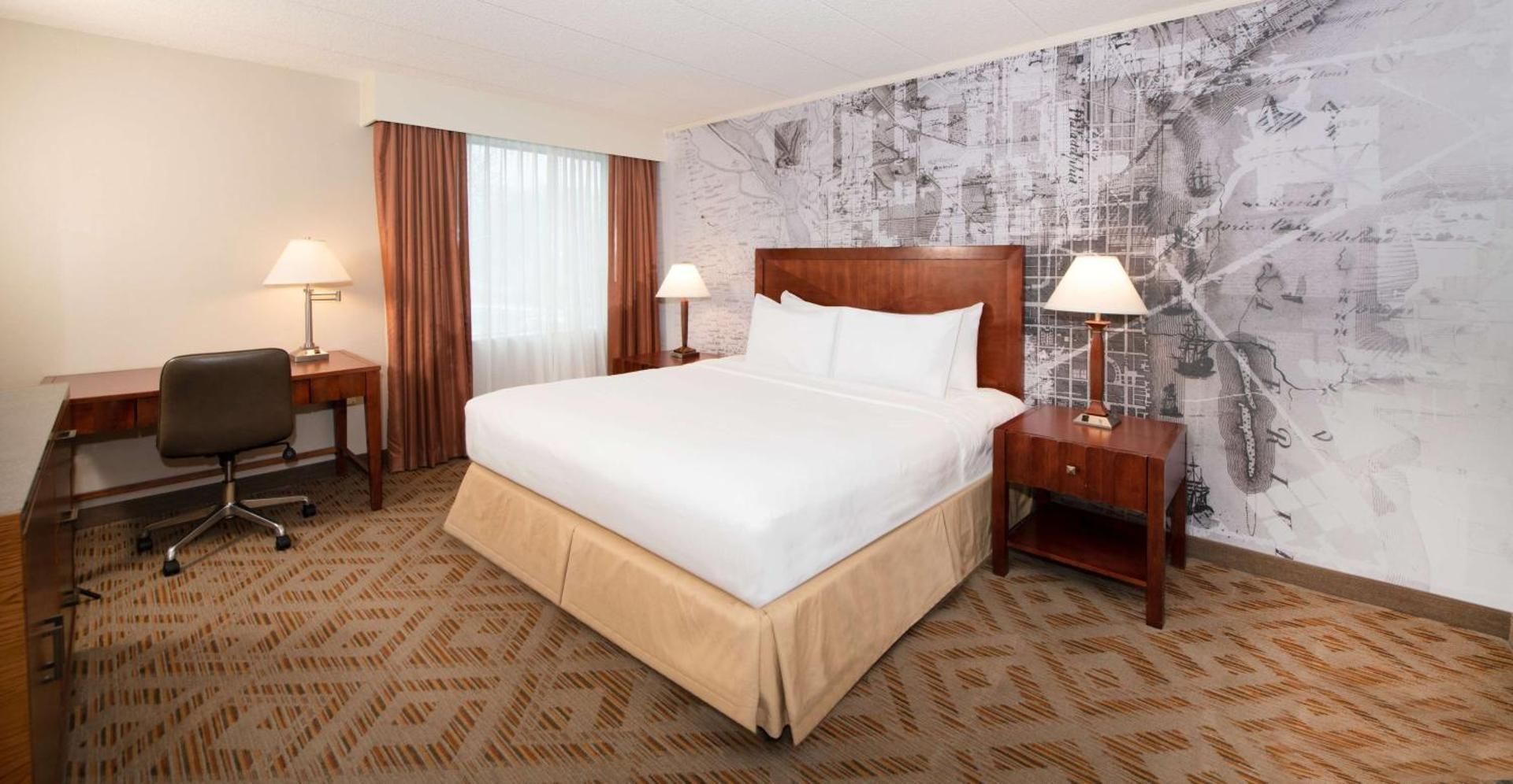 DELUXE ROOM FEATURING KING BED