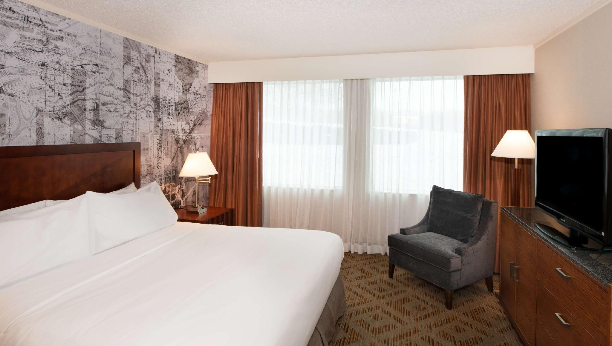 KING BED SUITE WITH BOARD ROOM TABLE