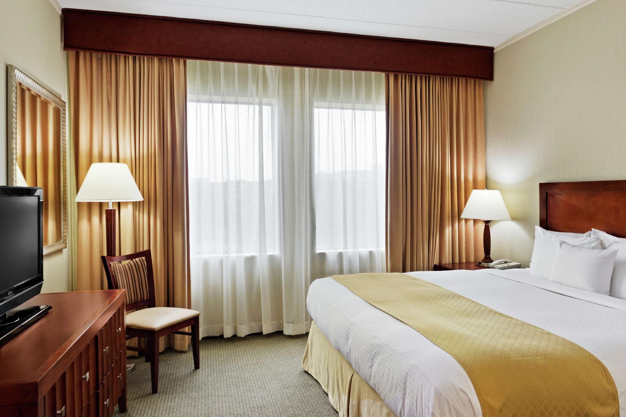 KING BED SUITE WITH BOARD ROOM TABLE
